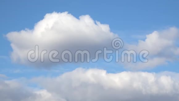 蓝天上美丽的云彩视频的预览图
