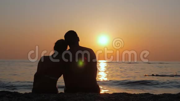 一个男人和一个女人一起看五颜六色的日落视频的预览图