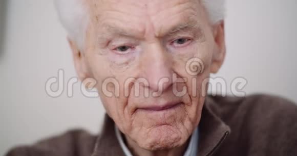老年人退休的肖像视频的预览图