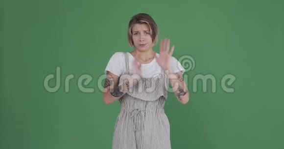 女人做了一个厌恶的手势视频的预览图