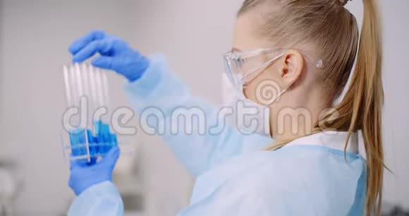 医生小心地把药从吸管滴到样品玻璃管中以便在实验室进行DNA分析视频的预览图
