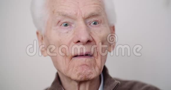老年人退休的肖像视频的预览图