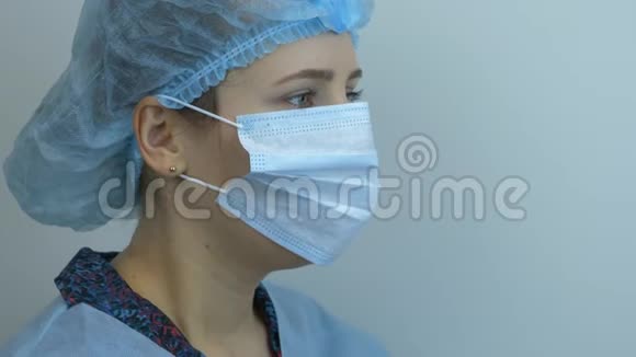 戴着口罩和手套的女人在咳嗽冠状病毒和流感流行冠状病毒感染的女医生正在咳嗽病毒视频的预览图