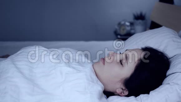 失眠焦虑网络和社交网络成瘾信息概念女人一个人躺在卧室的床上视频的预览图