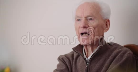 退休老人访谈视频的预览图
