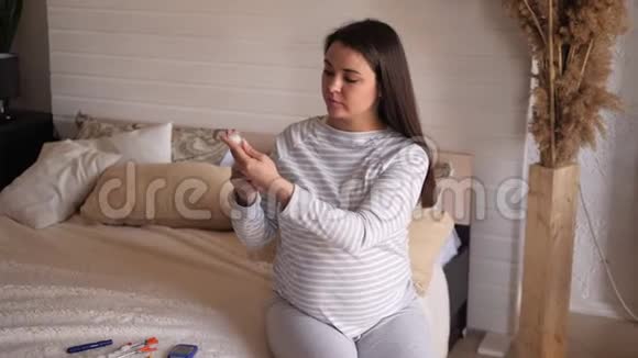 孕妇在胰岛素注射器中获取胰岛素的特写糖尿病视频的预览图