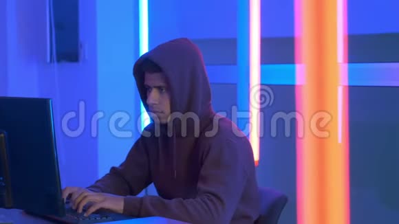 穿着帽衫在电脑上工作的非洲黑客视频的预览图