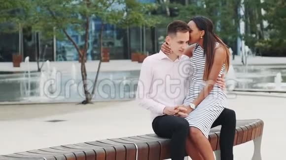 多种族的情侣在喷泉附近的户外约会视频的预览图