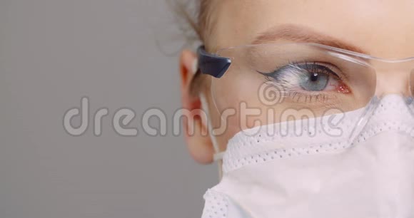 外科医生特写镜头医生用防护面罩极度特写视频的预览图