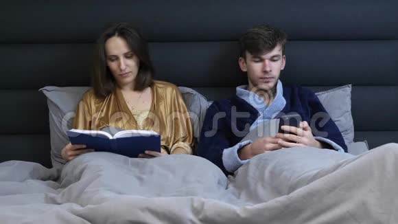 在家睡觉的男女一家人躺在卧室里男人下床女人独自一人家庭关系问题视频的预览图