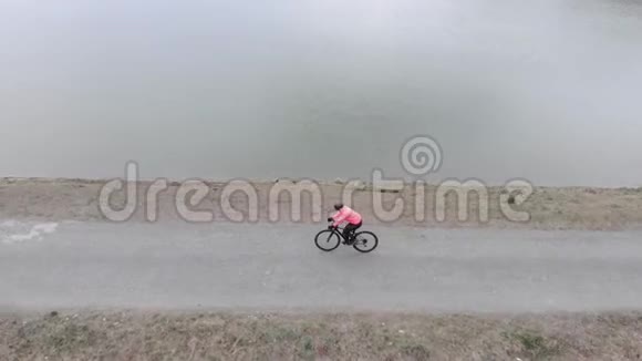 专业的道路自行车手独自在户外踏板隔离期间骑自行车安全骑自行车女子自行车赛视频的预览图