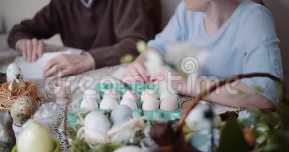 复活节快乐祖父和孙女写复活节卡片与问候视频的预览图
