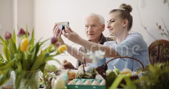 年长的男人和女人在复活节假期自拍照片视频的预览图