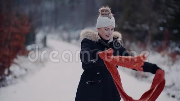 冬天在户外戴围巾的女人视频的预览图