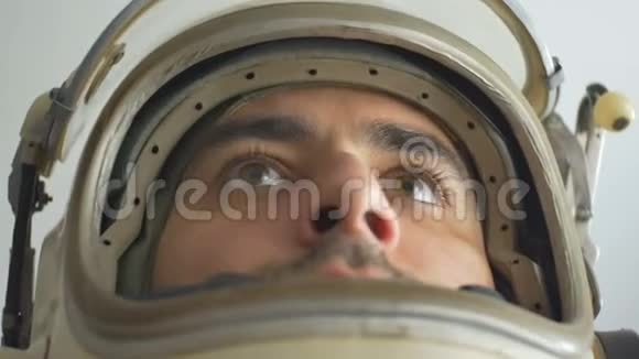 宇航员关闭头盔窗口视频的预览图