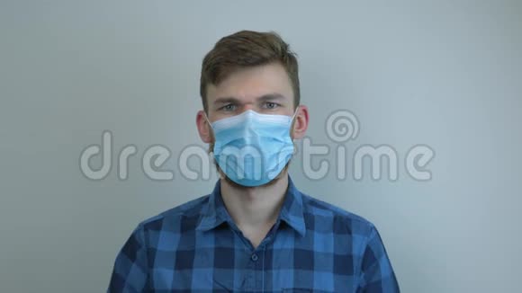 人戴医用口罩戴上医用防护帽预防和保护病毒感染年轻人的肖像视频的预览图