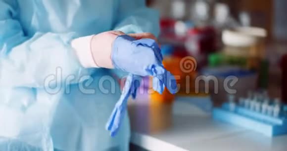 戴防护手套的科学家保健诊所视频的预览图