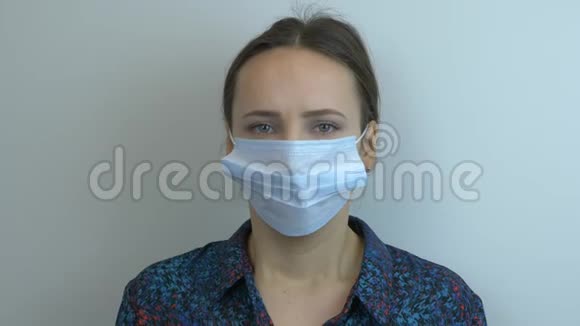 冠状病毒感染妇女正在摘下保护性医疗面罩和硬呼吸肖像年轻的白种人女性视频的预览图