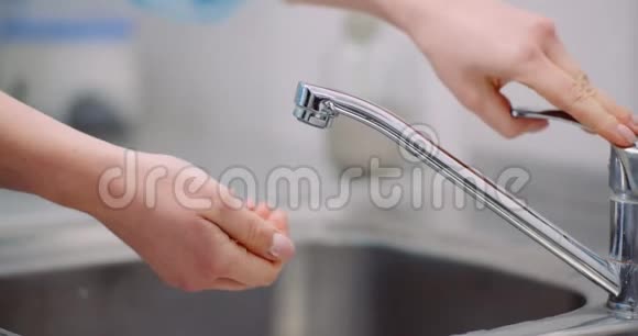 洗手和消毒手在水槽视频的预览图