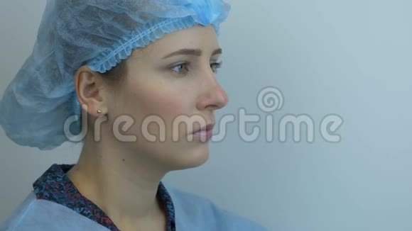 年轻女医生在手术治疗前戴上医用口罩以预防和保护病毒感染女童军视频的预览图