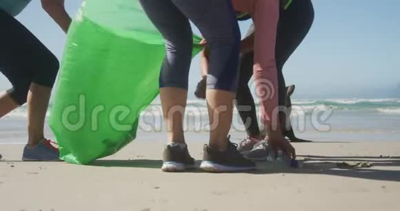 运动女性在海滩打扫卫生视频的预览图