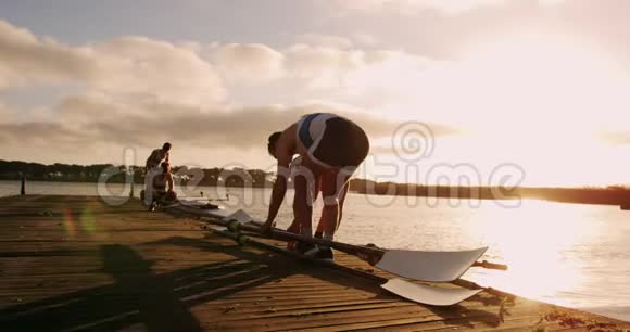 在码头上手持桨的男性划手视频的预览图