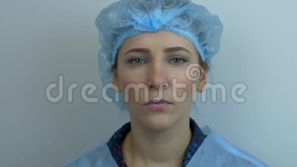 女医生戴上医用面罩准备手术治疗美容师戴着医用面罩准备工作女性视频的预览图