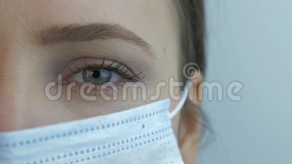 女孩戴着医用口罩眼睛恐惧恐慌流行病毒冠状病毒流行的危险年轻白种人妇女视频的预览图