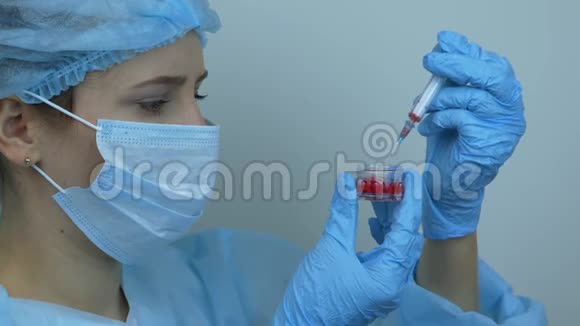 冠状病毒covid19医生拿着注射器注射冠状病毒治疗疫苗防护用具女护士视频的预览图