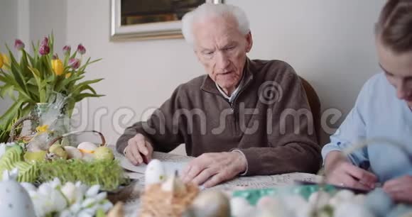 祖父和孙女写复活节贺卡向爱的家人致意视频的预览图
