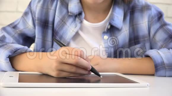 孩子在平板电脑上学习孩子在学校课堂上写作十几岁的女孩在学习做孩子的教育视频的预览图