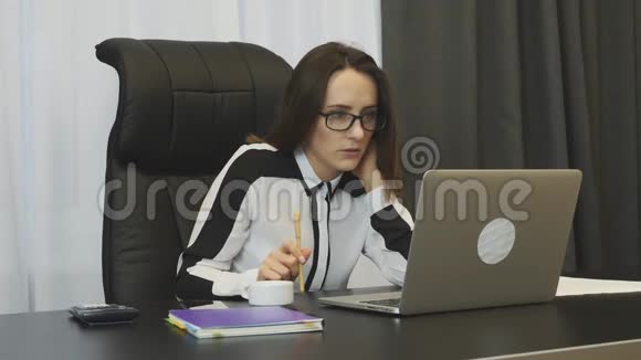 等待职位晋升答案的女人在办公室的笔记本电脑上查看她的邮箱年轻女员工担心错误视频的预览图