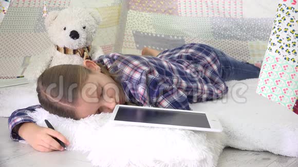 有压力的孩子在学习平板电脑时睡觉孩子在睡觉时写作业孩子的教育视频的预览图