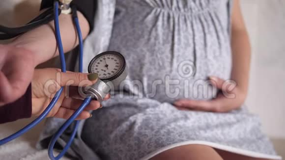 体检医生检查孕妇床上血压计视频的预览图