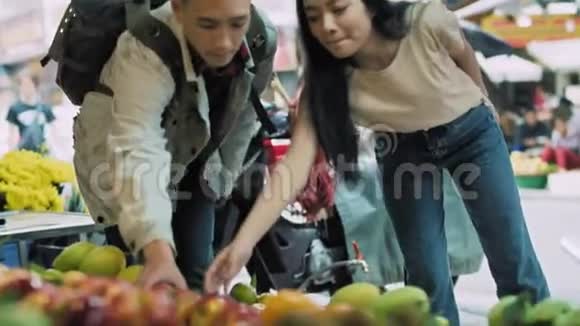 越南夫妇在市场上买水果视频的预览图