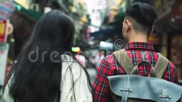在越南街散步的夫妇的后景视频的预览图