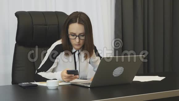 商业女性对良好的金融交易感到兴奋快乐微笑的女人庆祝成功的工作晋升在办公室女老板视频的预览图