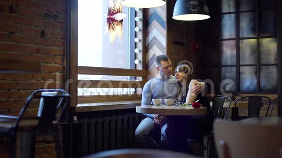 在咖啡店庆祝情人节的情侣视频的预览图