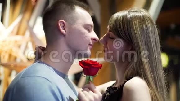 在咖啡厅亲吻美丽的情侣视频的预览图