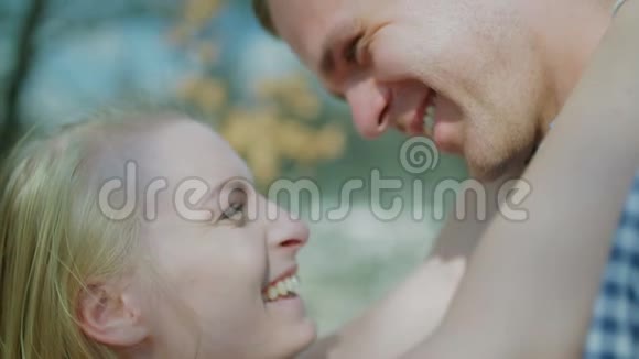 亲密的爱侣微笑视频的预览图