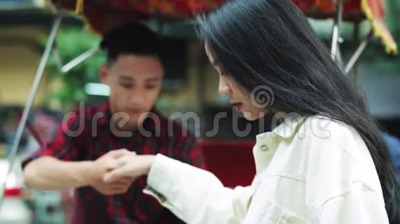 越南夫妇乘坐佩迪卡布视频的预览图