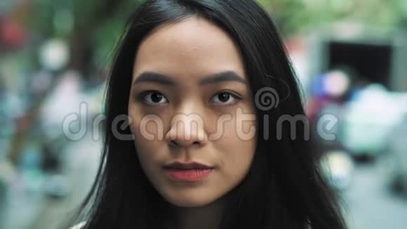 严肃的越南女人的肖像视频的预览图