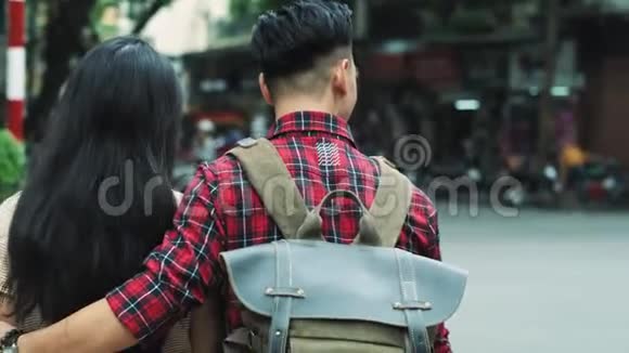 年轻夫妇拥抱和漫步在城市街道的后景视频的预览图