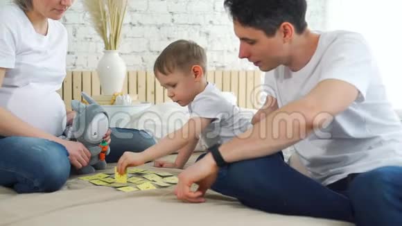 孕妇玩纸牌游戏视频的预览图