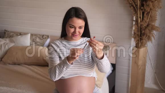孕妇在腹部注射胰岛素糖尿病和怀孕视频的预览图
