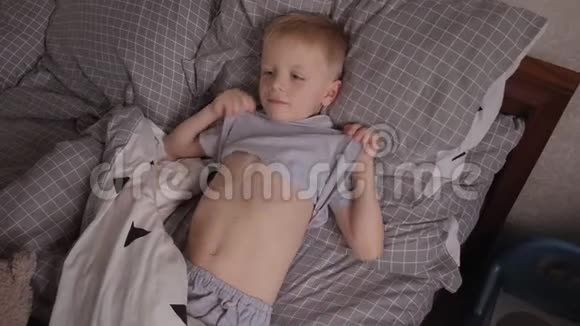 一个有水痘和红疹的小男孩躺在床上视频的预览图