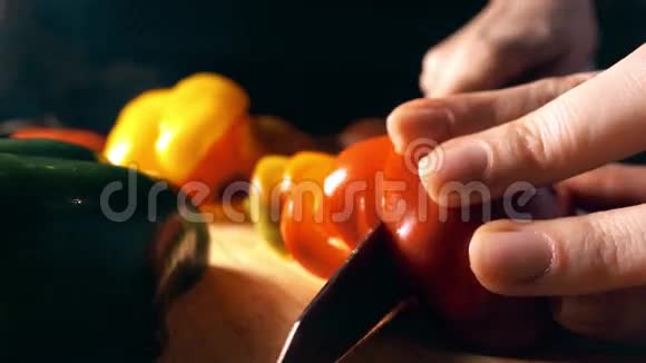 业余厨师切多汁的红甜椒健康的饮食观念4K慢动作片视频的预览图