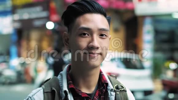 越南年轻人背包在城市的肖像视频的预览图
