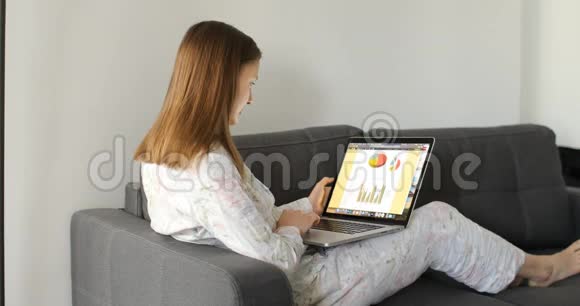 认真的年轻女性自由职业者在家工作在笔记本电脑上自由职业者在网上学习或在h工作的专注女孩视频的预览图