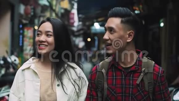 年轻的越南夫妇在街上散步视频的预览图